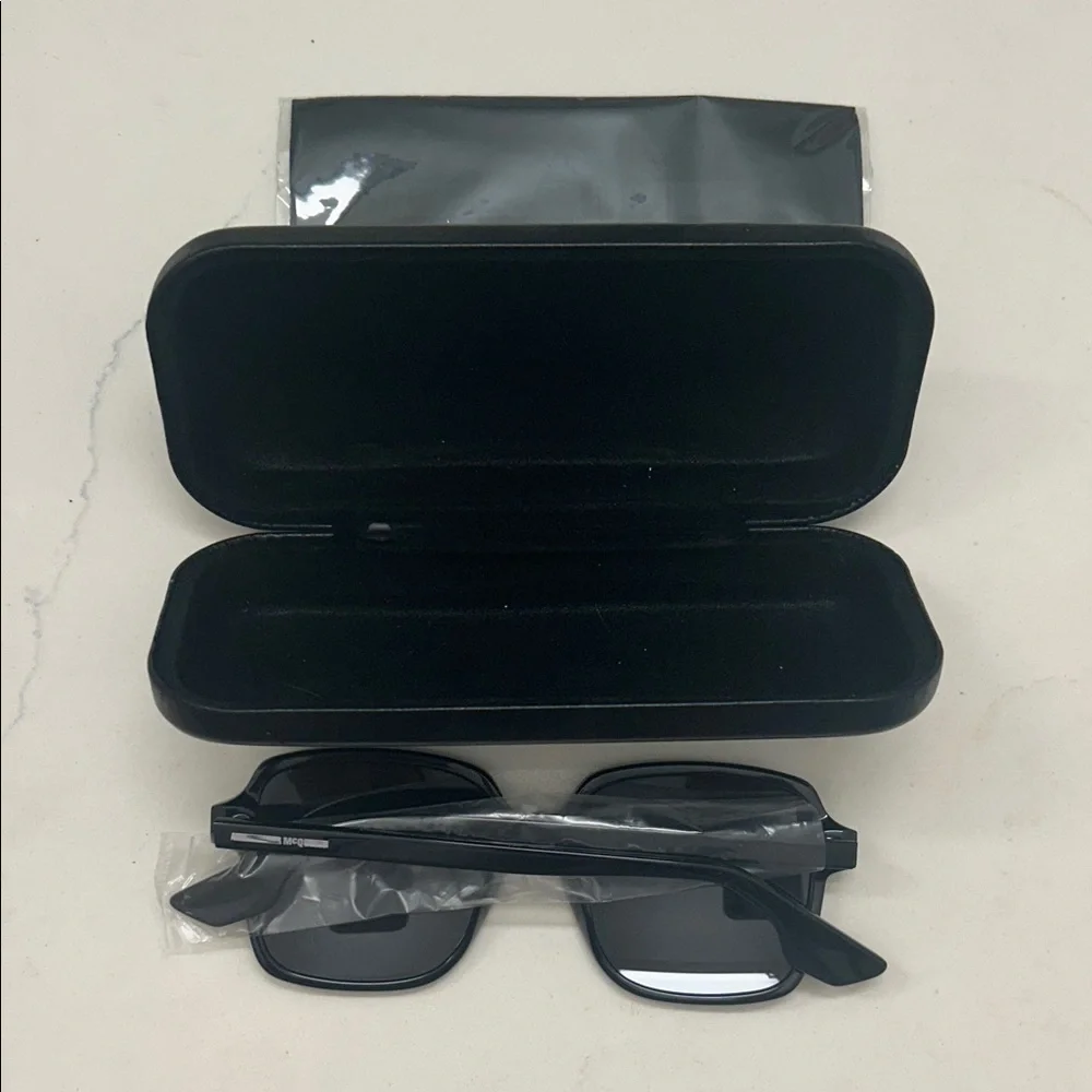 McQ by Alexander McQueen Black Sunglasses - Picture 2 of 2